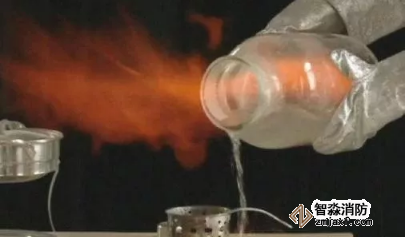 噴酒精消毒，遇明火燒傷，正確使用酒精消毒很重要