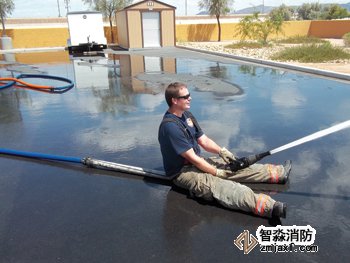 兩英寸軟管能夠匹配每個(gè) 流量類別的2½英寸軟管。較輕和易于部署的 軟管的折衷是,兩英寸軟管需要更高的泵排出 壓力,因?yàn)樗哂斜?½英寸軟管更高的摩擦損失